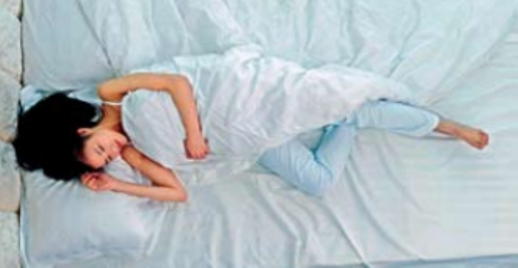 दक्षिण दिशेकडे पाय करून का झाेपू नये?